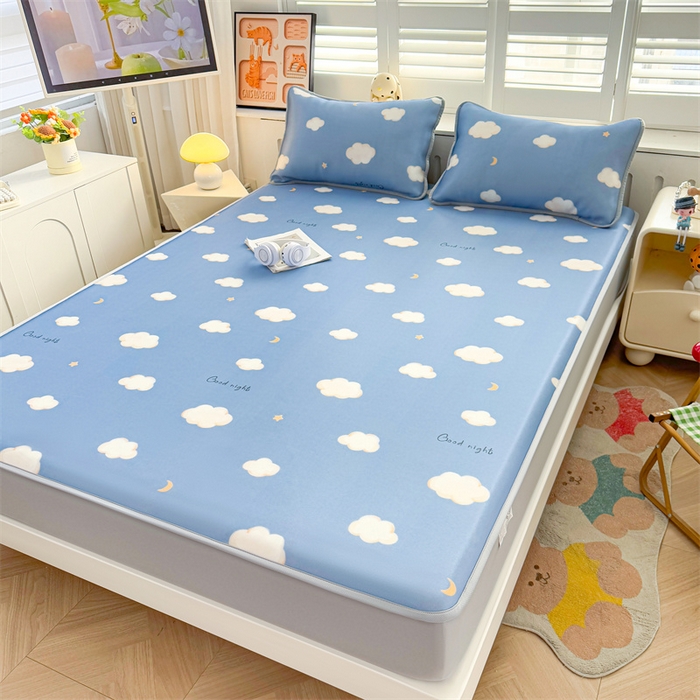 91家纺网 家纺一手货源 找家纺 雯豆家纺 2025夏季新品碳光冰丝凉席床笠款三件套印花小清新绑带冰丝席床罩 碳光冰丝席-床笠款-天空云