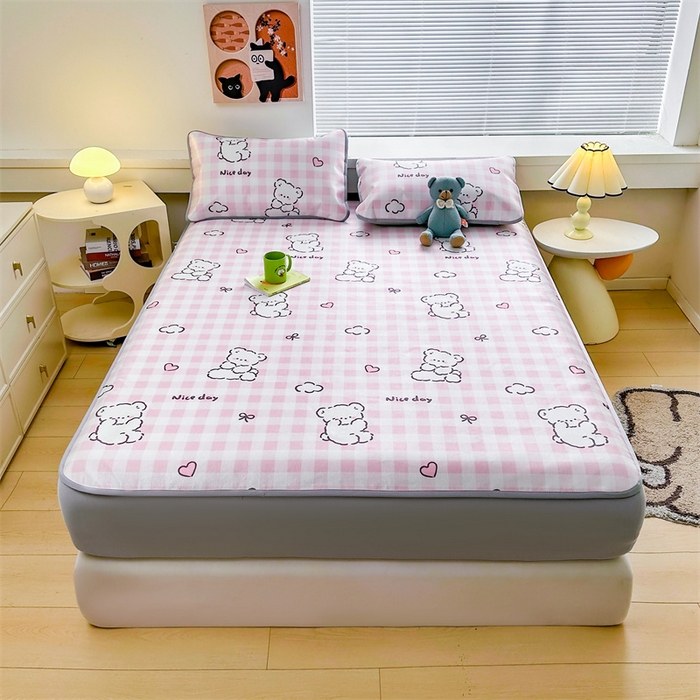 91家纺网 家纺一手货源 找家纺 雯豆家纺 2025夏季新品冰藤印花床笠三件套加厚冰丝软藤席小清新印花床罩单件 冰藤席-床笠款-格子小熊