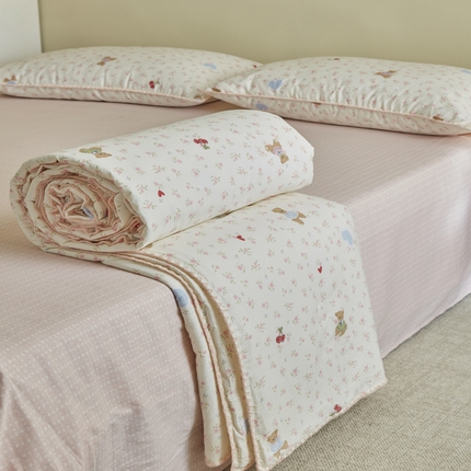 91家纺网 家纺一手货源 找家纺 暖阳 2025新款全棉贝壳边棉花夏被 花间寻梦蓝