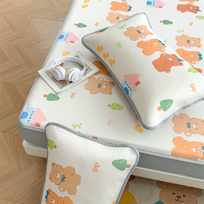 91家纺网 家纺一手货源 找家纺 雯豆家纺 2025夏季新品碳光冰丝凉席床笠款三件套印花小清新绑带冰丝席床罩 碳光冰丝席-床笠款-小熊伙伴