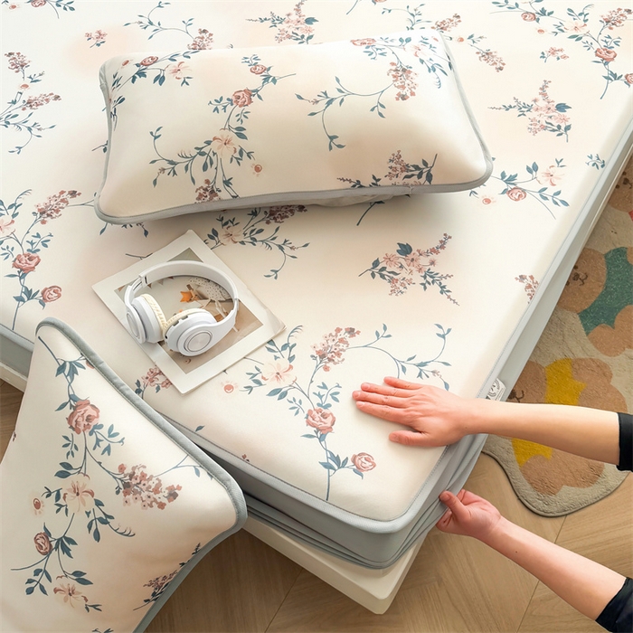 91家纺网 家纺一手货源 找家纺 雯豆家纺 2025夏季新品碳光冰丝凉席床笠款三件套印花小清新绑带冰丝席床罩 碳光冰丝席-床笠款-闻香玫瑰