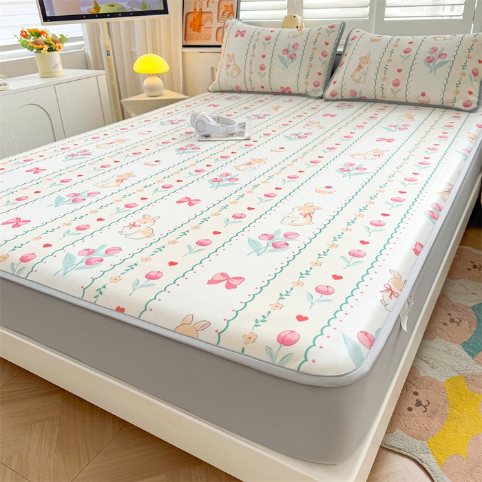 91家纺网 家纺一手货源 找家纺 雯豆家纺 2025夏季新品碳光冰丝凉席床笠款三件套印花小清新绑带冰丝席床罩 碳光冰丝席-床笠款-浪漫花丛