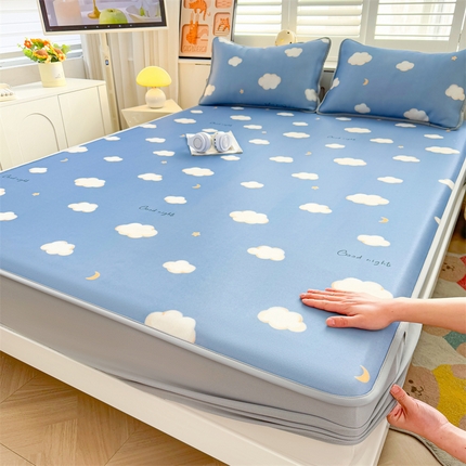 91家纺网 家纺一手货源 找家纺 雯豆家纺 2025夏季新品碳光冰丝凉席床笠款三件套印花小清新绑带冰丝席床罩 碳光冰丝席-床笠款-天空云