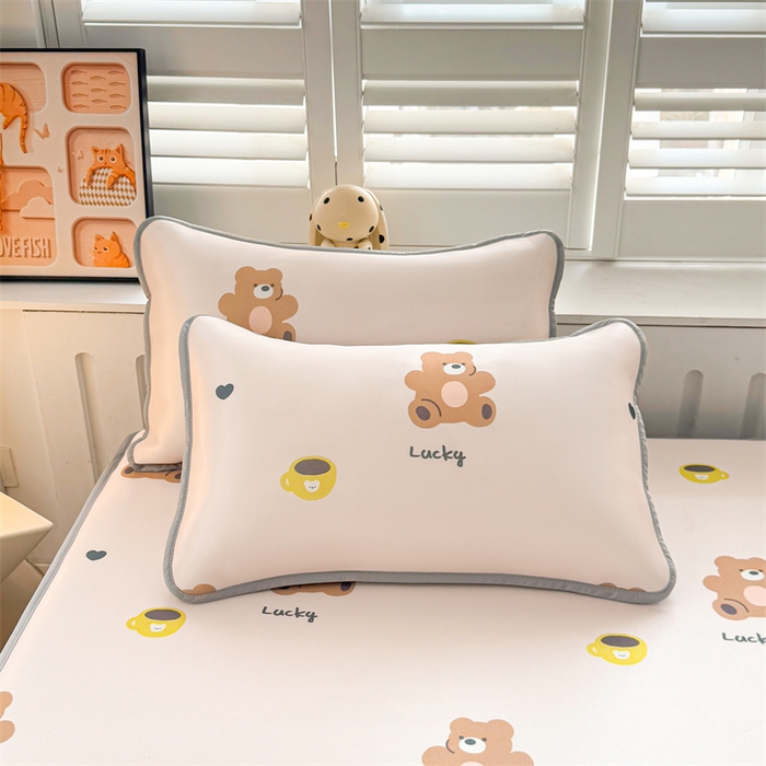 91家纺网 家纺一手货源 找家纺 雯豆家纺 2025夏季新品碳光冰丝凉席床笠款三件套印花小清新绑带冰丝席床罩 碳光冰丝席-床笠款-咖啡小熊