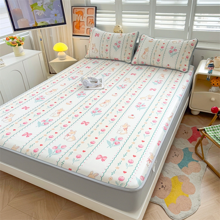 91家纺网 家纺一手货源 找家纺 雯豆家纺 2025夏季新品碳光冰丝凉席床笠款三件套印花小清新绑带冰丝席床罩 碳光冰丝席-床笠款-浪漫花丛