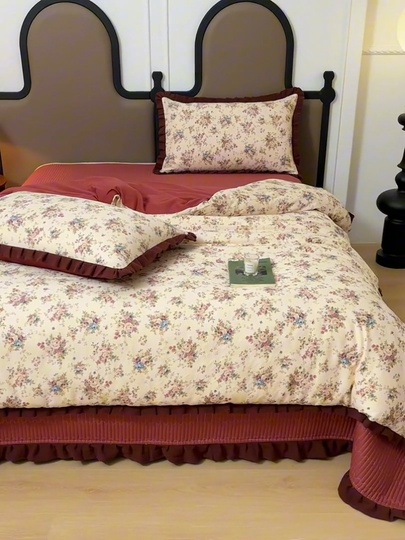 91家纺网 家纺一手货源 找家纺 金艾草2026新款A类纯棉双层纱皱皱纱花边床盖四件套（复古风） 花漾-酒红色-床盖款