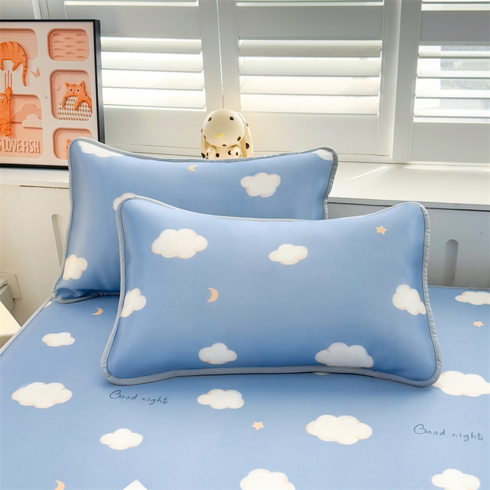 91家纺网 家纺一手货源 找家纺 雯豆家纺 2025夏季新品碳光冰丝凉席床笠款三件套印花小清新绑带冰丝席床罩 碳光冰丝席-床笠款-天空云