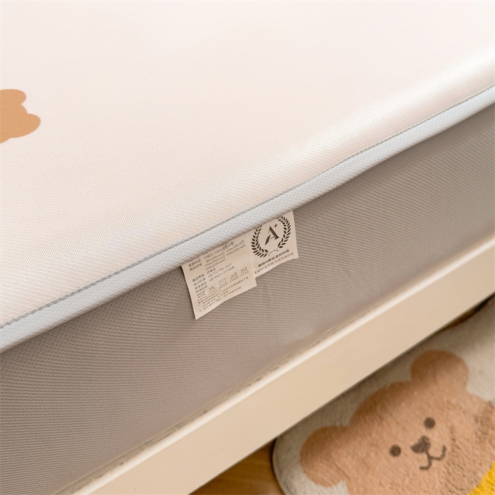 91家纺网 家纺一手货源 找家纺 雯豆家纺 2025夏季新品碳光冰丝凉席床笠款三件套印花小清新绑带冰丝席床罩 碳光冰丝席-床笠款-咖啡小熊