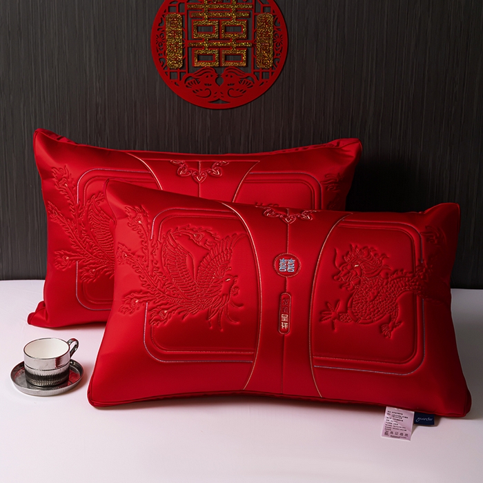 91家纺网 家纺一手货源 找家纺 （总）糖果枕芯 新款龙凤呈祥满版刺绣婚庆枕大红羽丝绒枕头枕芯