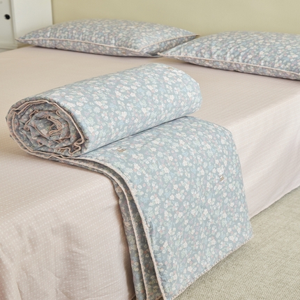 91家纺网 家纺一手货源 找家纺 暖阳 2025新款全棉贝壳边棉花夏被 花间寻梦蓝