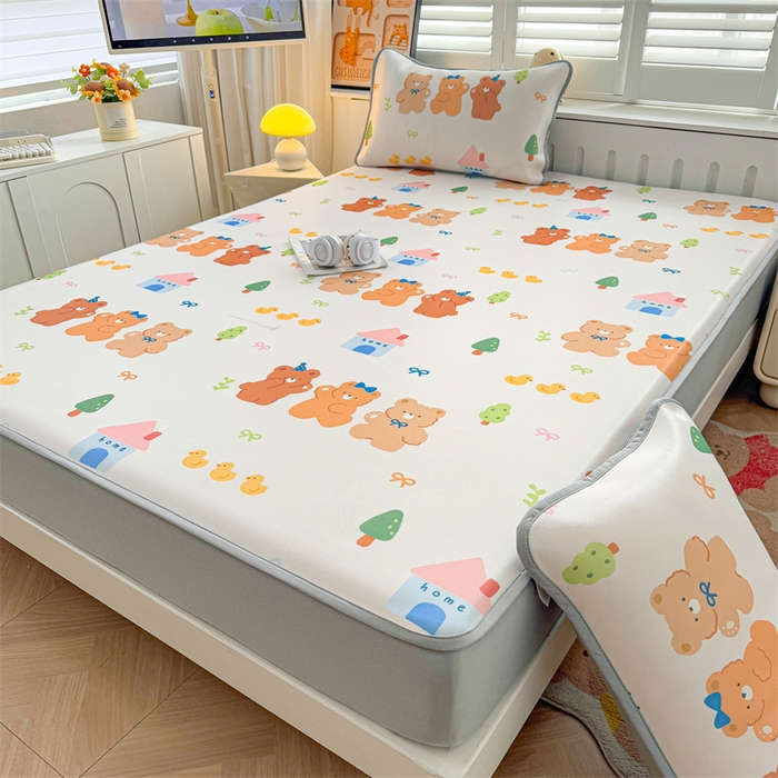 91家纺网 家纺一手货源 找家纺 雯豆家纺 2025夏季新品碳光冰丝凉席床笠款三件套印花小清新绑带冰丝席床罩 碳光冰丝席-床笠款-小熊伙伴