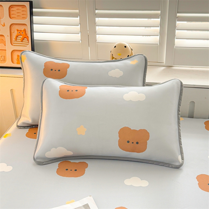 91家纺网 家纺一手货源 找家纺 雯豆家纺 2025夏季新品碳光冰丝凉席床笠款三件套印花小清新绑带冰丝席床罩 碳光冰丝席-床笠款-布丁小昔