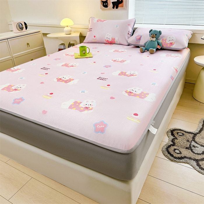 91家纺网 家纺一手货源 找家纺 雯豆家纺 2025夏季新品冰藤印花床笠三件套加厚冰丝软藤席小清新印花床罩单件 冰藤席-床笠款-甜蜜小兔