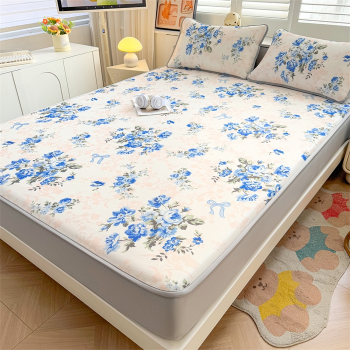 91家纺网 家纺一手货源 找家纺 雯豆家纺 2025夏季新品碳光冰丝凉席床笠款三件套印花小清新绑带冰丝席床罩 碳光冰丝席-床笠款-芳华如梦