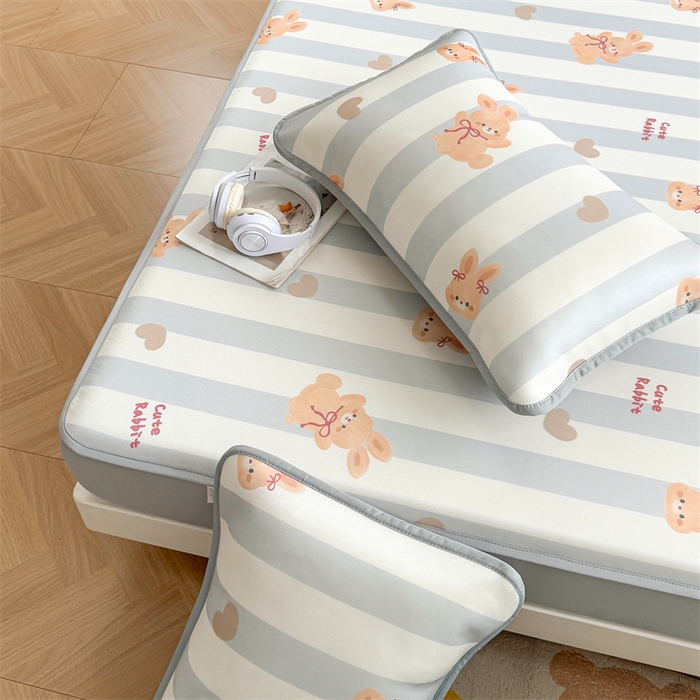 91家纺网 家纺一手货源 找家纺 雯豆家纺 2025夏季新品碳光冰丝凉席床笠款三件套印花小清新绑带冰丝席床罩 碳光冰丝席-床笠款-条纹兔