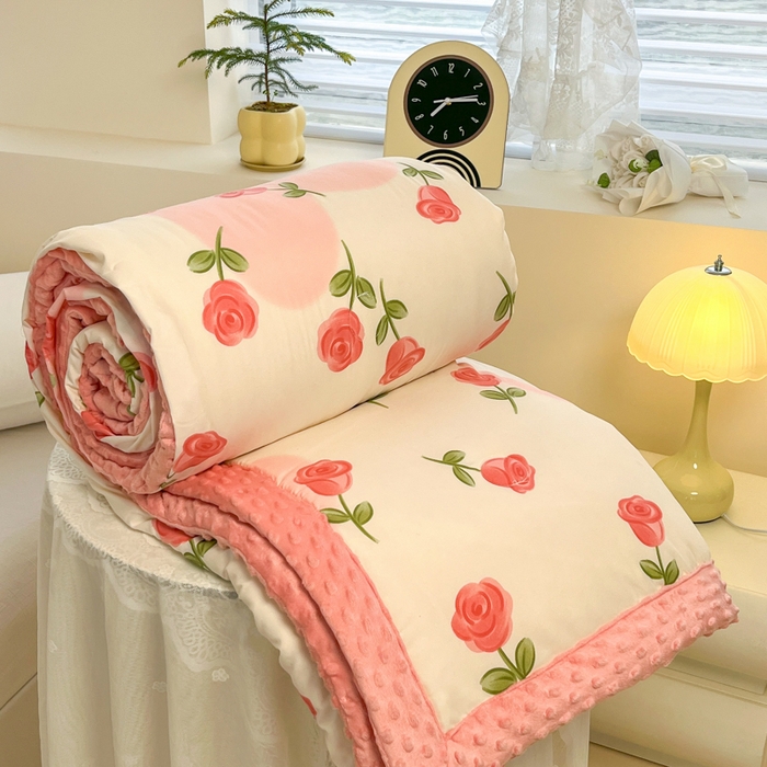 91家纺网 家纺一手货源 找家纺 爱宝被业 2025新款豆豆夏被 玫瑰恋人