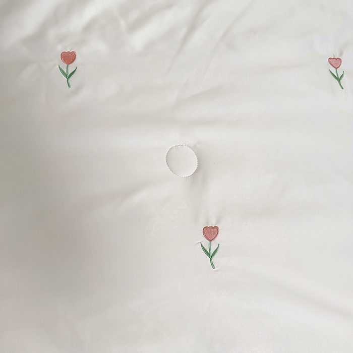 91家纺网 家纺一手货源 找家纺 满羽家纺 2025新款水洗冰丝刺绣夏被四件套 花朵-奶白粉