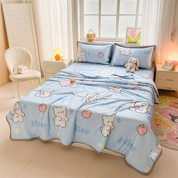 91家纺网 家纺一手货源 找家纺 2025新款A类碳光冰丝印花凉席学生床席空调被夏被四件套配送买家秀 草莓小熊