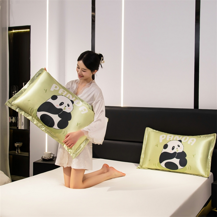 91家纺网 家纺一手货源 找家纺 圣比熊 2025新款可水洗冰丝卡通枕套宿舍48x74cm单人凉爽枕头套 快乐熊猫