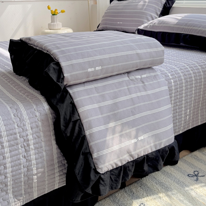 91家纺网 家纺一手货源 找家纺 富米莱（原臻工厂）2025新款A类针织双层纱赫本风床盖四件套 灰色条纹