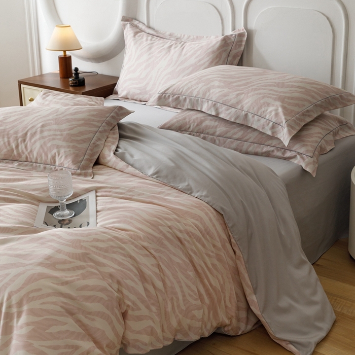 91家纺网 家纺一手货源 找家纺 金奇达2025新款【休闲午后】-轻氧水光莱赛尔四件套（标准号全网控价（折后券后）不低于258） 斑尼粉