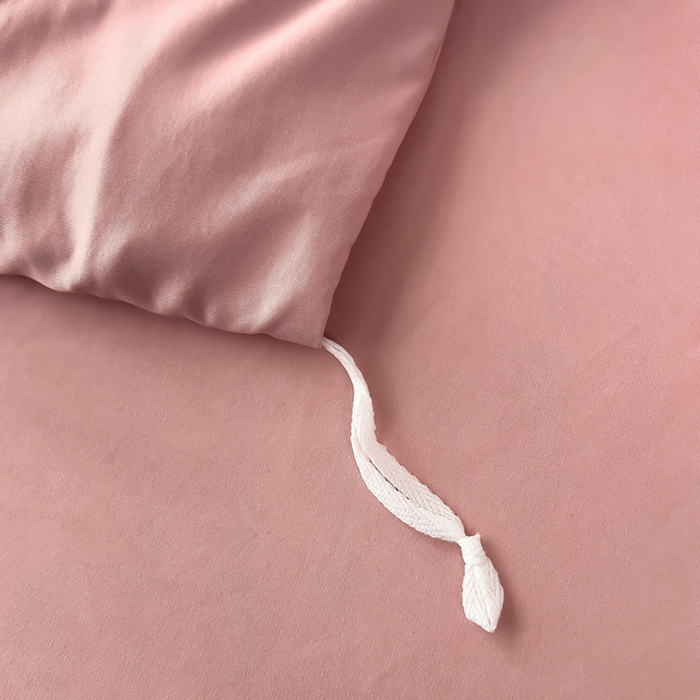 91家纺网 家纺一手货源 找家纺 曲之慕 2025新品四季款高端刺绣四件套简约可水洗轻奢纯色刺绣四件套 馨花漫舞少女粉