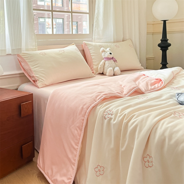 91家纺网 家纺一手货源 找家纺 盛秋家纺 2026新款A类水洗棉刺绣夏被 奶昔白花朵