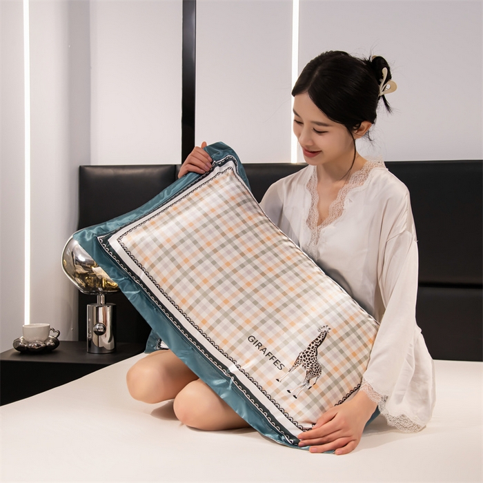 91家纺网 家纺一手货源 找家纺 梦舒羽 2025新款可水洗冰丝卡通枕套宿舍48x74cm单人凉爽枕头套 长颈鹿