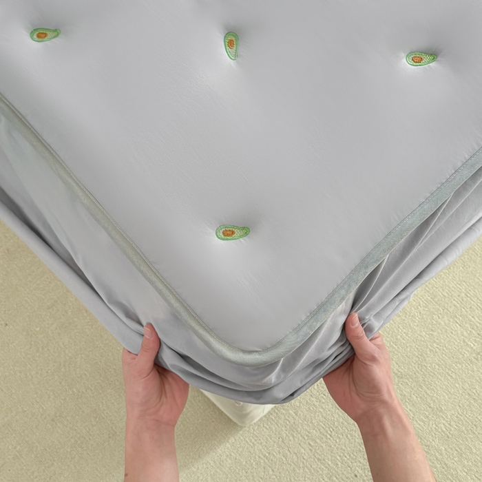 91家纺网 家纺一手货源 找家纺 萌飞 2025新款A类亲肤大豆棉刺绣夹棉床笠床褥学生床垫 牛油果灰