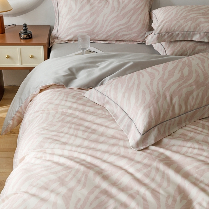 91家纺网 家纺一手货源 找家纺 金奇达2025新款【休闲午后】-轻氧水光莱赛尔四件套（标准号全网控价（折后券后）不低于258） 斑尼粉