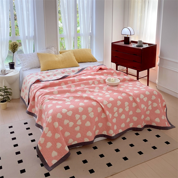91家纺网 家纺一手货源 找家纺 萌飞 2025新款a类全棉三层纱多功能毛巾被盖毯床单夏被空调被 甜蜜爱心-粉