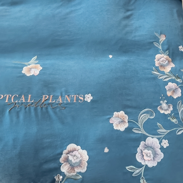 91家纺网 家纺一手货源 找家纺 曲之慕 2025新品四季款高端刺绣四件套简约可水洗轻奢纯色刺绣四件套 馨花漫舞景泰兰