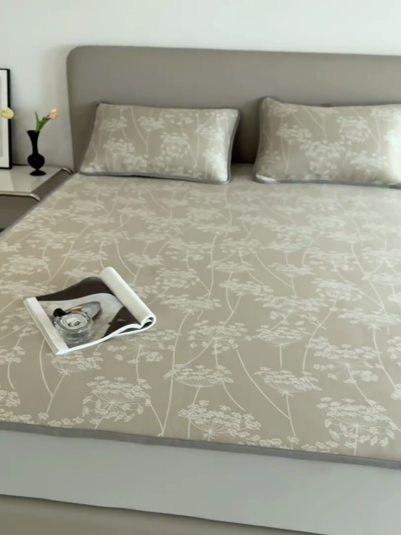 91家纺网 家纺一手货源 找家纺 千朵森 2025新款冰岛冰感丝床笠款凉席三件套-风格一 冰岛-浅茶杏