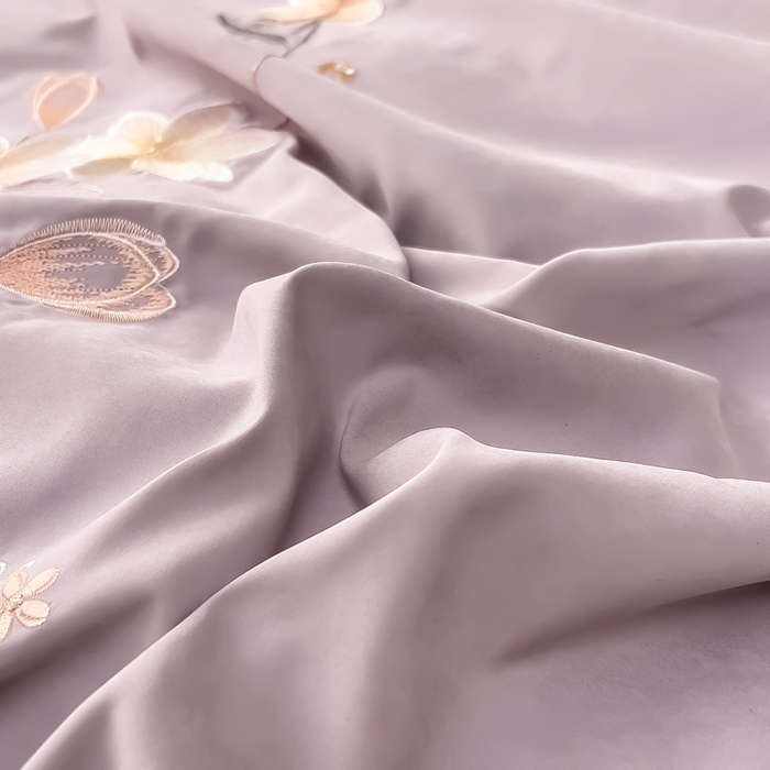 91家纺网 家纺一手货源 找家纺 曲之慕 2025新品四季款高端刺绣四件套简约可水洗轻奢纯色刺绣四件套 流光淡紫