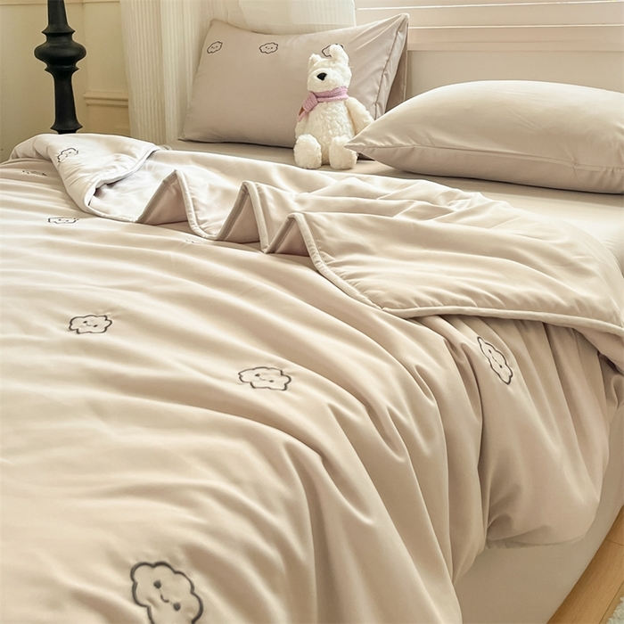 91家纺网 家纺一手货源 找家纺 盛秋家纺 2026新款A类水洗棉刺绣夏被 山灰云朵