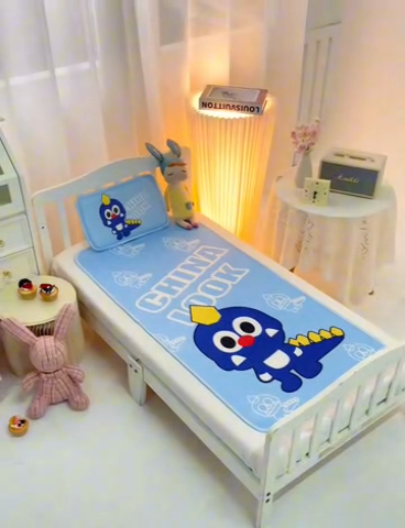 91家纺网 家纺一手货源 找家纺 八零年代 2025新品云柔牛奶丝儿童凉席套件恐龙王子