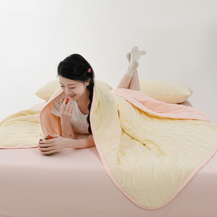 91家纺网 家纺一手货源 找家纺 圣楚 2025新款梦境凉感丝夏凉被 奶黄-淡粉