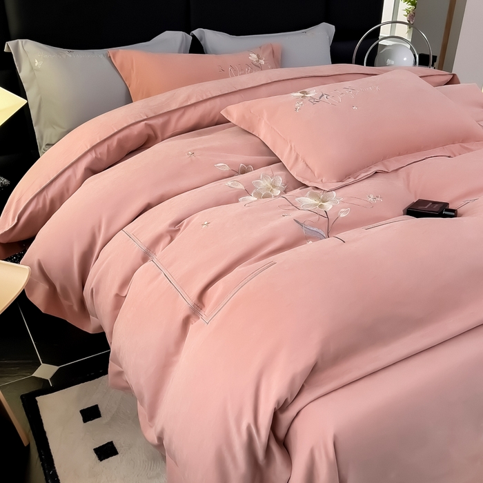 91家纺网 家纺一手货源 找家纺 曲之慕 2025新品四季款高端刺绣四件套简约可水洗轻奢纯色刺绣四件套 流光仙女粉