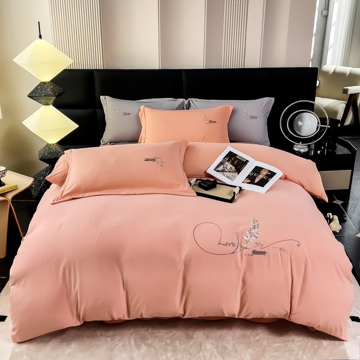 91家纺网 家纺一手货源 找家纺 曲之慕 2025新品四季款高端刺绣四件套简约可水洗轻奢纯色刺绣四件套 大麦仙女粉