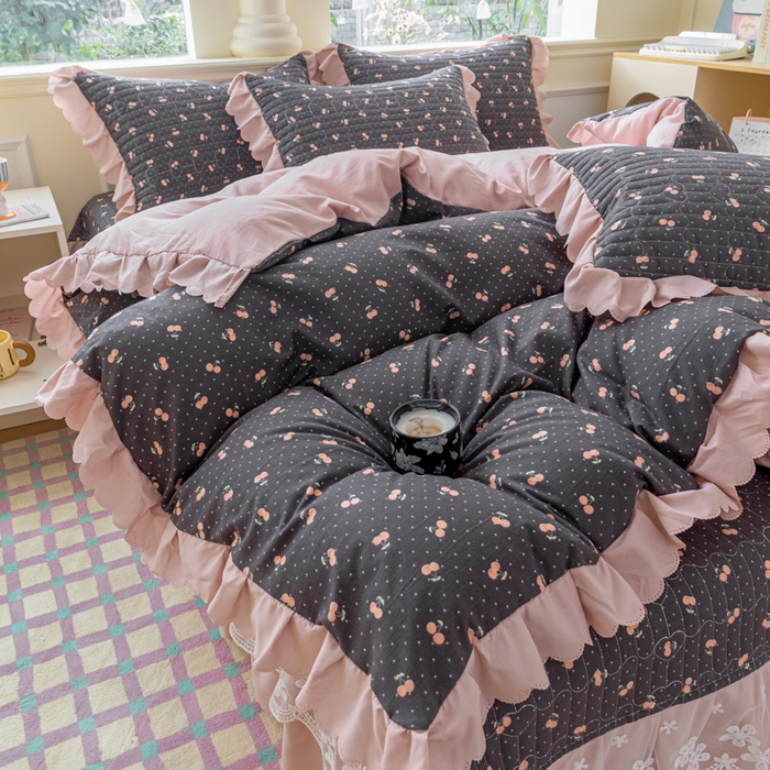 91家纺网 家纺一手货源 找家纺 珍爱家纺 2025新款A类针织棉双层纱夹棉床盖床裙花边单件三件四件套樱桃