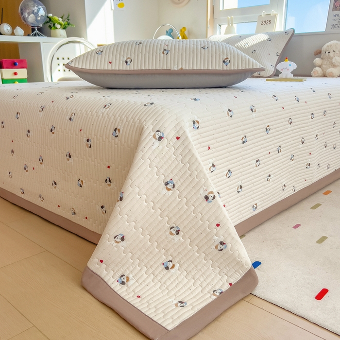 91家纺网 家纺一手货源 找家纺 慕木家纺 2025新款A类高克重四季款针织棉双层纱多功能床盖可铺可盖 开心小狗