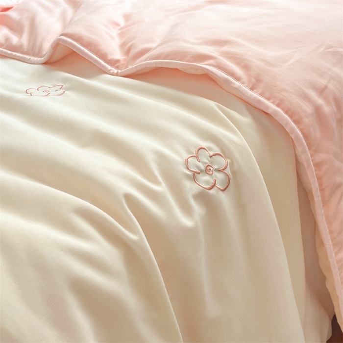 91家纺网 家纺一手货源 找家纺 盛秋家纺 2026新款A类水洗棉刺绣夏被 奶昔白花朵