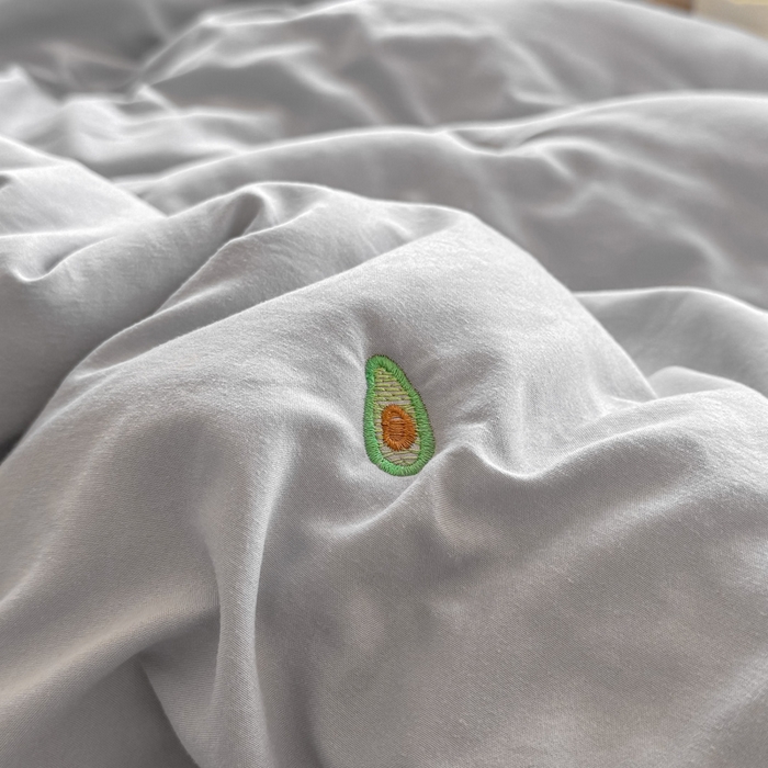 91家纺网 家纺一手货源 找家纺 萌飞 2025新款A类亲肤大豆棉刺绣夏被四件套 牛油果灰