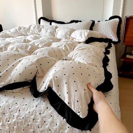 91家纺网 家纺一手货源 找家纺 满座家居 2025新款直播热款赫本风花边软糯水洗棉法式印花床盖床裙三件套四件套 晨光波点