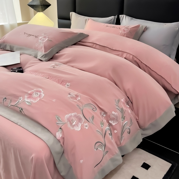 91家纺网 家纺一手货源 找家纺 曲之慕 2025新品四季款高端刺绣四件套简约可水洗轻奢纯色刺绣四件套 馨花漫舞少女粉