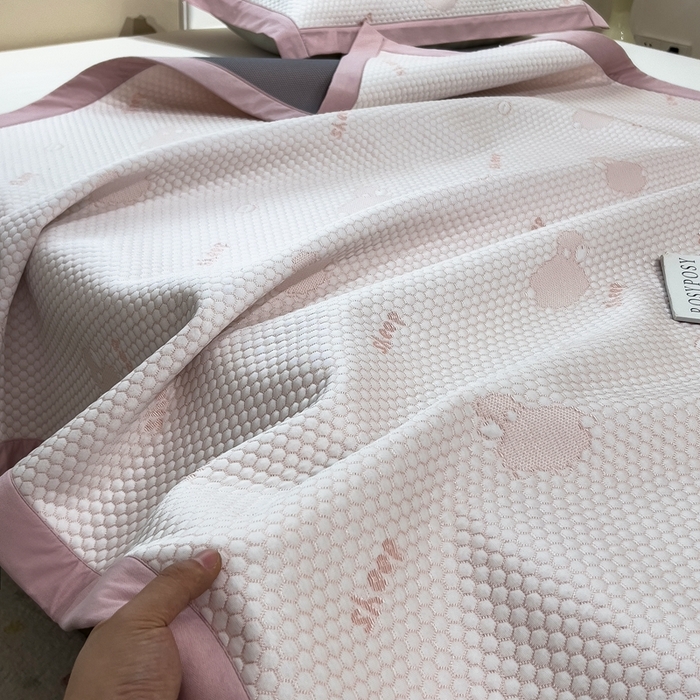 91家纺网 家纺一手货源 找家纺 卡初家居（原微来） 2025新款舒睡冰豆豆抱抱龙系列席子凉席 sheep-sheep-淡雅粉（床席款）