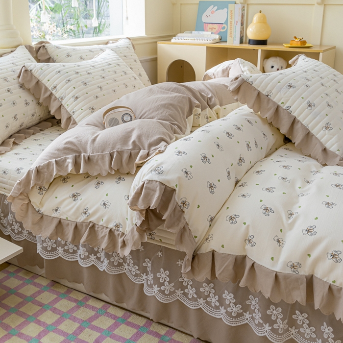 91家纺网 家纺一手货源 找家纺 珍爱家纺 2025新款A类针织棉双层纱夹棉床盖床裙花边单件三件四件套宝贝熊