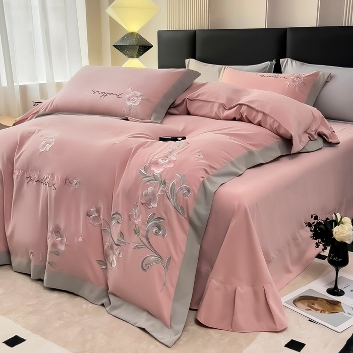 91家纺网 家纺一手货源 找家纺 曲之慕 2025新品四季款高端刺绣四件套简约可水洗轻奢纯色刺绣四件套 馨花漫舞少女粉