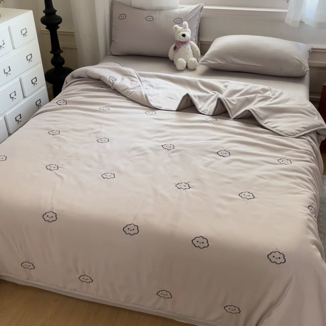 91家纺网 家纺一手货源 找家纺 盛秋家纺 2026新款A类水洗棉刺绣夏被 山灰云朵