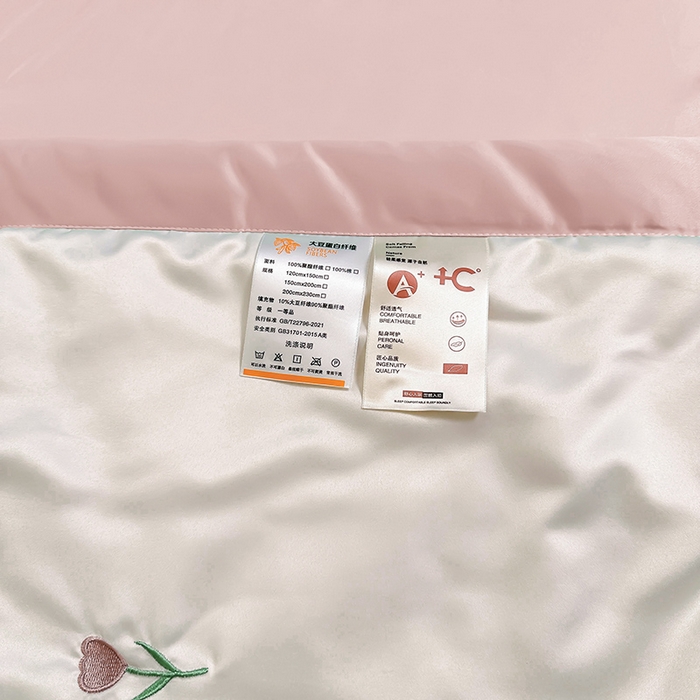 91家纺网 家纺一手货源 找家纺 满羽家纺 2025新款水洗冰丝刺绣夏被四件套 花朵-奶白粉